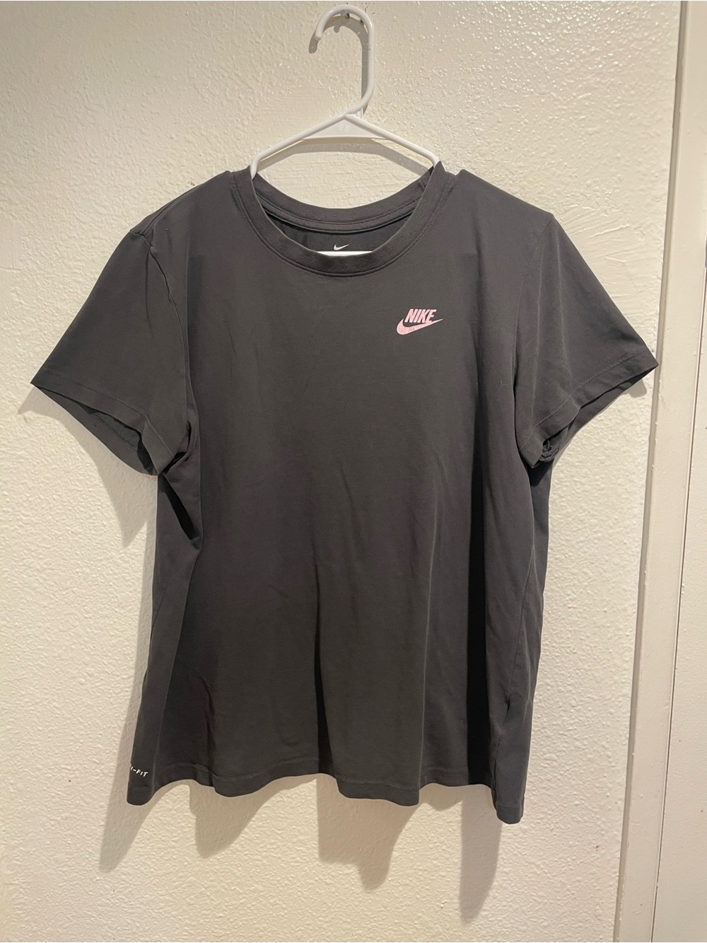 🔥 NIKE TEE Dark Charcoal Grey & Pastel Pink Logo Dri-Fit Shirt Top XL 🌸